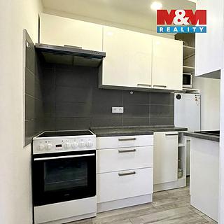 Prodej bytu 1+kk a garsoniéry 28 m² Ostrava Poruba, náměstí Družby