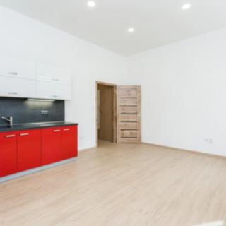 Pronájem bytu 1+kk a garsoniéry 30 m² Hradec Králové, náměstí Svobody