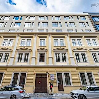 Pronájem garáže 16 m² Praha Smíchov, Na Valentince