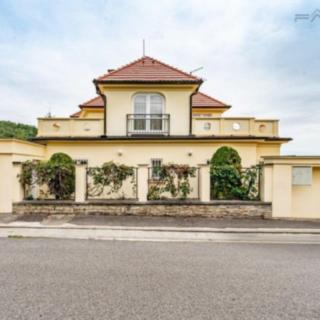 Pronájem vily 165 m² Černošice