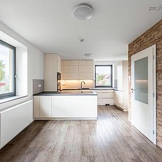 Pronájem rodinného domu 380 m² Kosoř