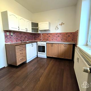 Pronájem bytu 2+1 50 m² Plesná, Kostelní