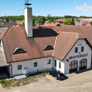 Prodej restaurace 1 400 m² Dolany Svinišťany