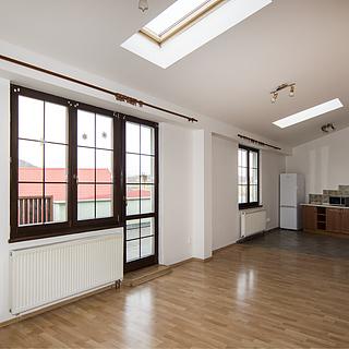Pronájem bytu 4+kk 95 m² Bystřany