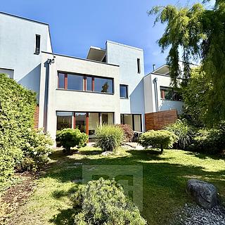 Pronájem rodinného domu 302 m² Praha