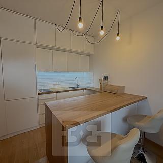 Pronájem bytu 1+kk a garsoniéry 38 m² Hostivice, Ječná