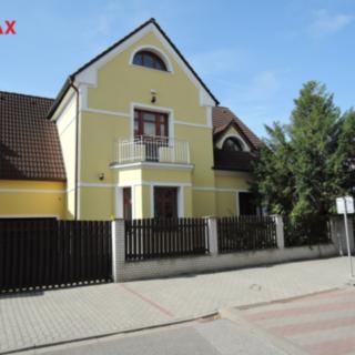 Pronájem rodinného domu 280 m² Beroun -Závodí, Školní nám.