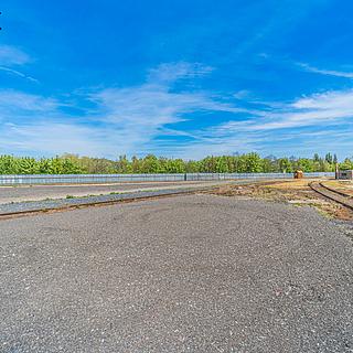 Pronájem skladu 1000 m&sup2; Slaný