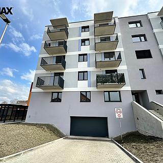 Pronájem parkovacího místa 13 m&sup2; Kladno