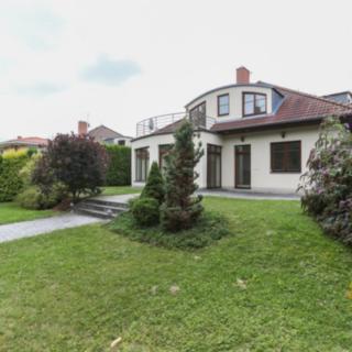 Pronájem rodinného domu 320 m² Praha