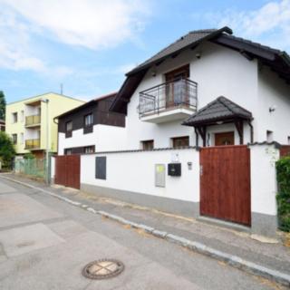 Pronájem rodinného domu 320 m² Praha