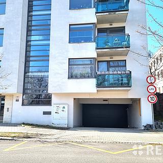 Pronájem parkovacího místa 14 m&sup2; Brno