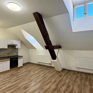 Pronájem bytu 3+kk 75 m&sup2; Cheb