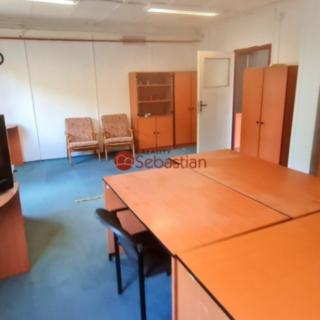 Pronájem kanceláře 340 m² Hradec Králové Třebeš, V Mlejnku