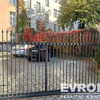 Pronájem parkovacího místa 15 m&sup2; Praha