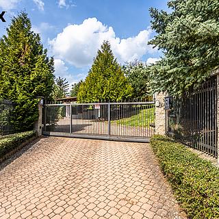 Prodej stavební parcely 1 550 m² Praha Lochkov, Na dražkách