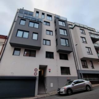 Pronájem parkovacího místa 12 m² Praha