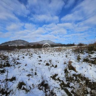 Prodej stavební parcely 2 002 m² Svojkov