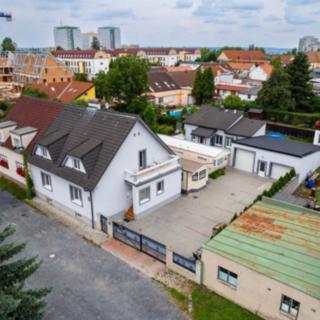 Pronájem rodinného domu 480 m² Praha