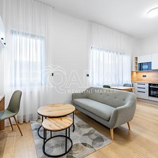 Pronájem bytu 1+kk a garsoniéry 35 m² Praha Karlín, Pobřežní