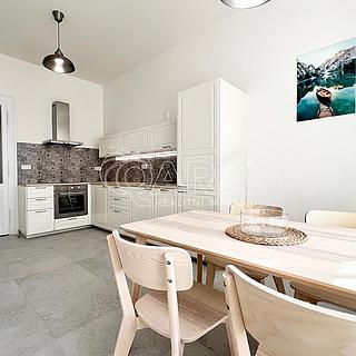 Pronájem bytu 2+1 85 m&sup2; Praha