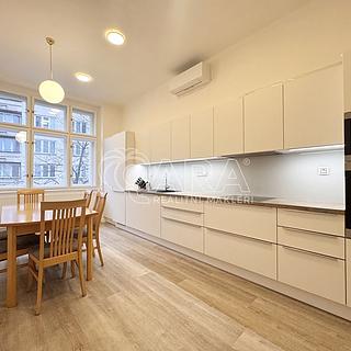 Pronájem bytu 2+1 90 m² Praha Vinohrady, Kolínská