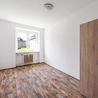 Pronájem bytu 1+1 28 m² Tlučná