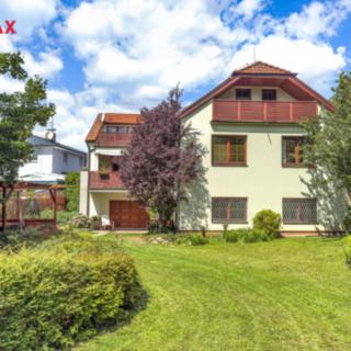 Pronájem rodinného domu 249 m² Praha