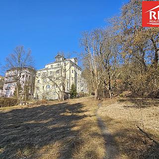 Prodej komerčního pozemku 3 377 m² Mariánské Lázně Úšovice, Zeyerova