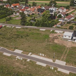 Prodej stavební parcely 693 m² Lochenice