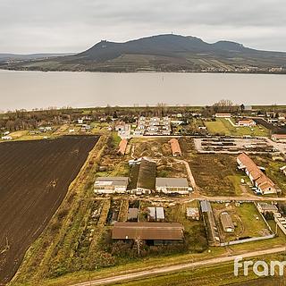 Prodej komerčního pozemku 9 422 m² Strachotín