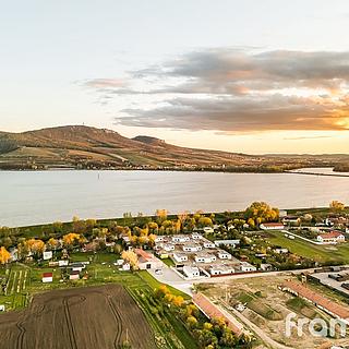 Prodej komerčního pozemku 2851 m² Strachotín