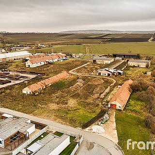 Prodej komerčního pozemku 4 409 m² Strachotín