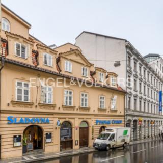 Pronájem kanceláře 182 m² Praha