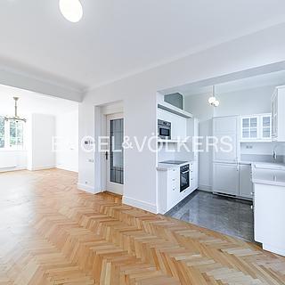 Pronájem rodinného domu 222 m&sup2; Praha