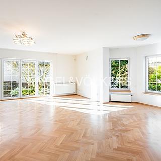 Pronájem rodinného domu 403 m&sup2; Průhonice