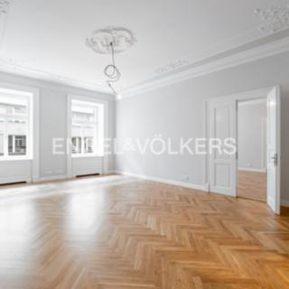 Pronájem kanceláře 369 m² Praha