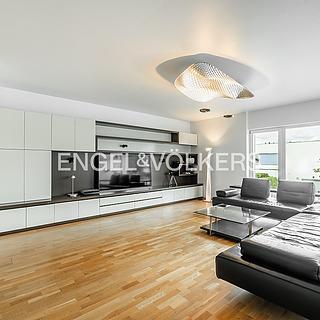 Pronájem rodinného domu 473 m&sup2; Praha