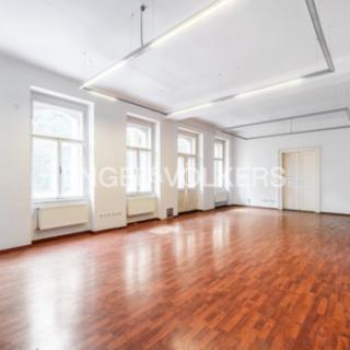 Pronájem kanceláře 358 m² Praha