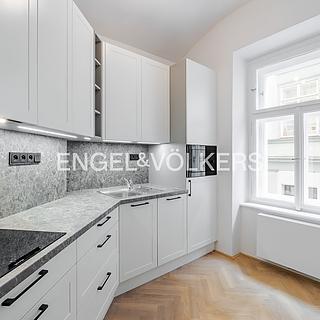 Pronájem bytu 2+1 48 m² Praha Staré Město, Na zábradlí