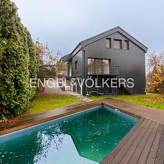 Pronájem rodinného domu 345 m² Praha