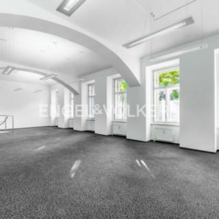 Pronájem kanceláře 343 m² Praha