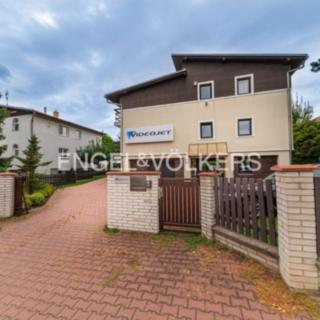 Pronájem kanceláře 821 m² Praha