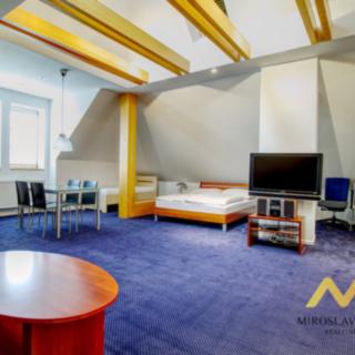 Pronájem bytu 1+kk a garsoniéry 98 m² Hradec Králové, Malé náměstí