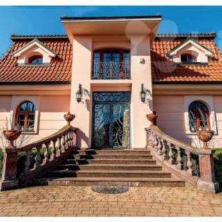Prodej rodinného domu 256 m² Středokluky