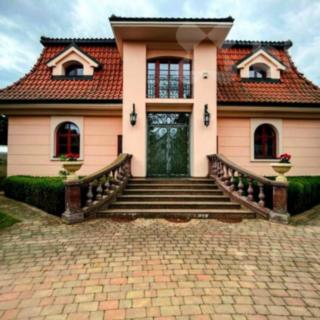 Prodej rodinného domu 256 m² Středokluky