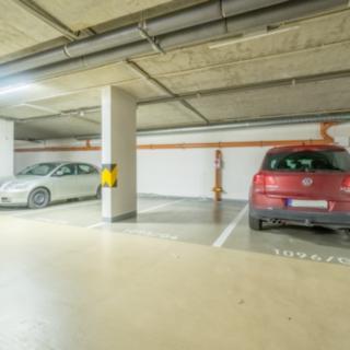 Pronájem parkovacího místa 15 m² Praha