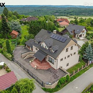 Prodej rodinného domu 420 m&sup2; Černolice