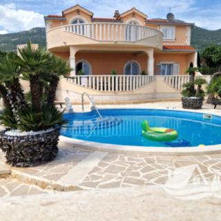 Prodej rodinného domu, 330m²