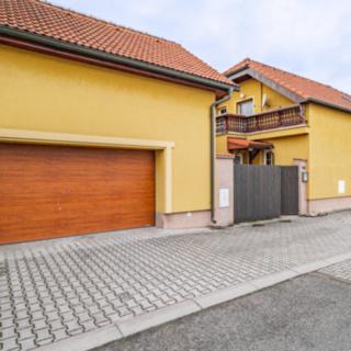 Prodej rodinného domu 358 m² Mochov